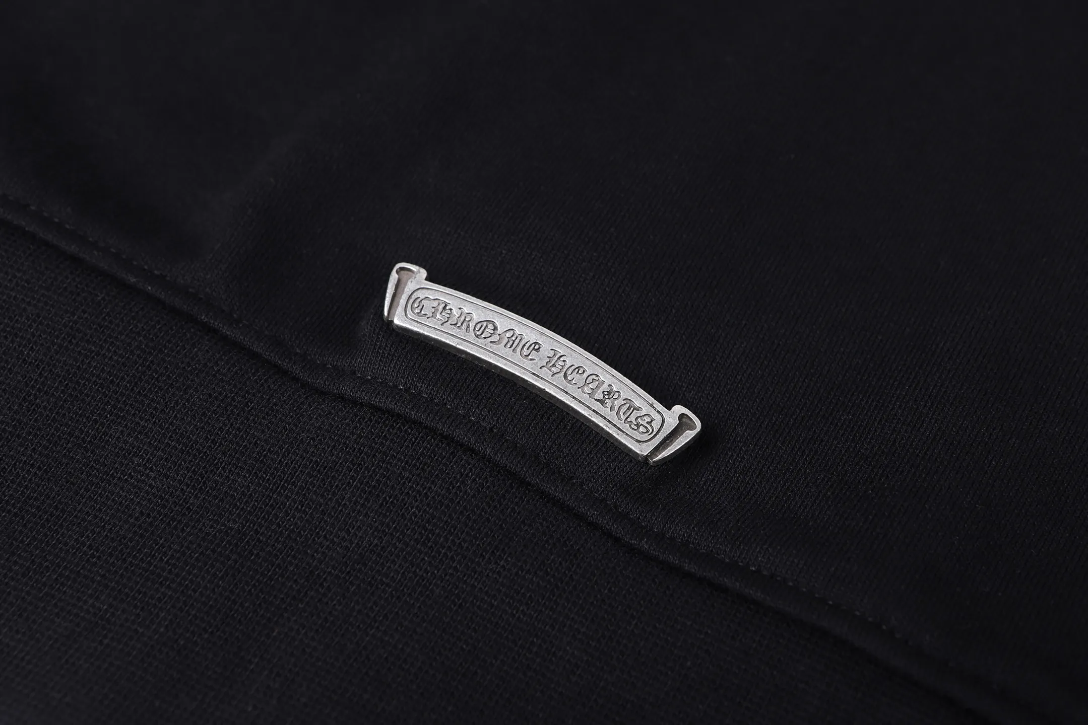 P480 Chrome Hearts 25SS solid color hooded embroidered letter sweatshirt ●Authentic product purchased and developed by 22939 ●420g 100% cotton combed cotton fabric ●440g 1*1 matching high-end fashion brand rib ●Fabric enzyme washing ●Imported embroidery ●Customized 1:1 leather strip ●Customized 1:1 nameplate ●Customized 1:1 zipper ●Customized 1:1 trademark ●Loose fit ●Size: S M L ●Model number: 2007/4B#20
